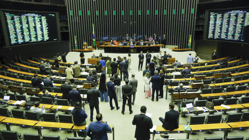 Câmara aprova combustível do futuro sem benefício a energia solar